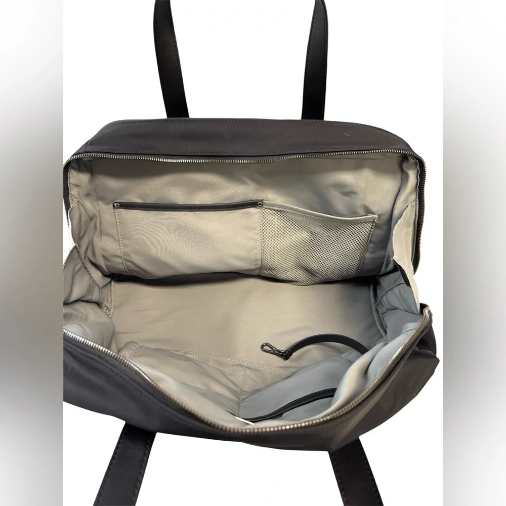 AWAY “The Everywhere Bag”in Black 20L